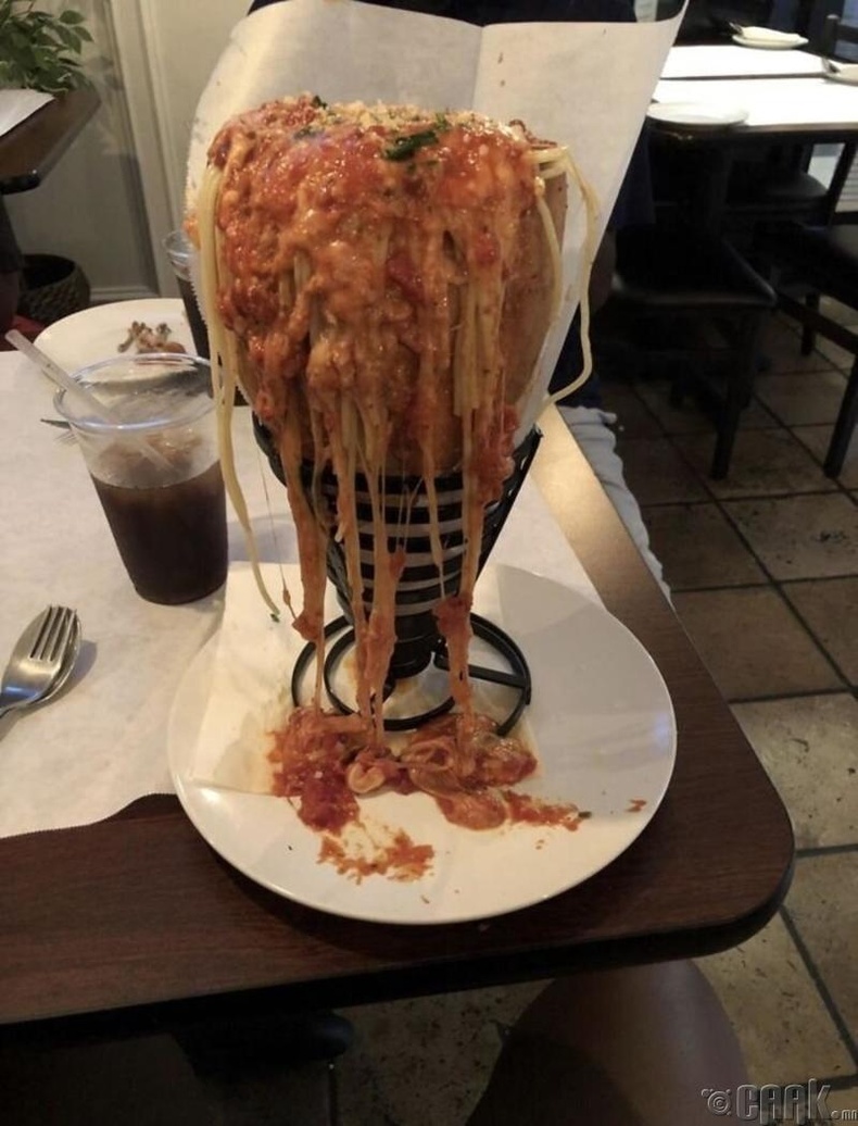 Болонез Шпагеттиг талхан дээр ''таваглажээ''.