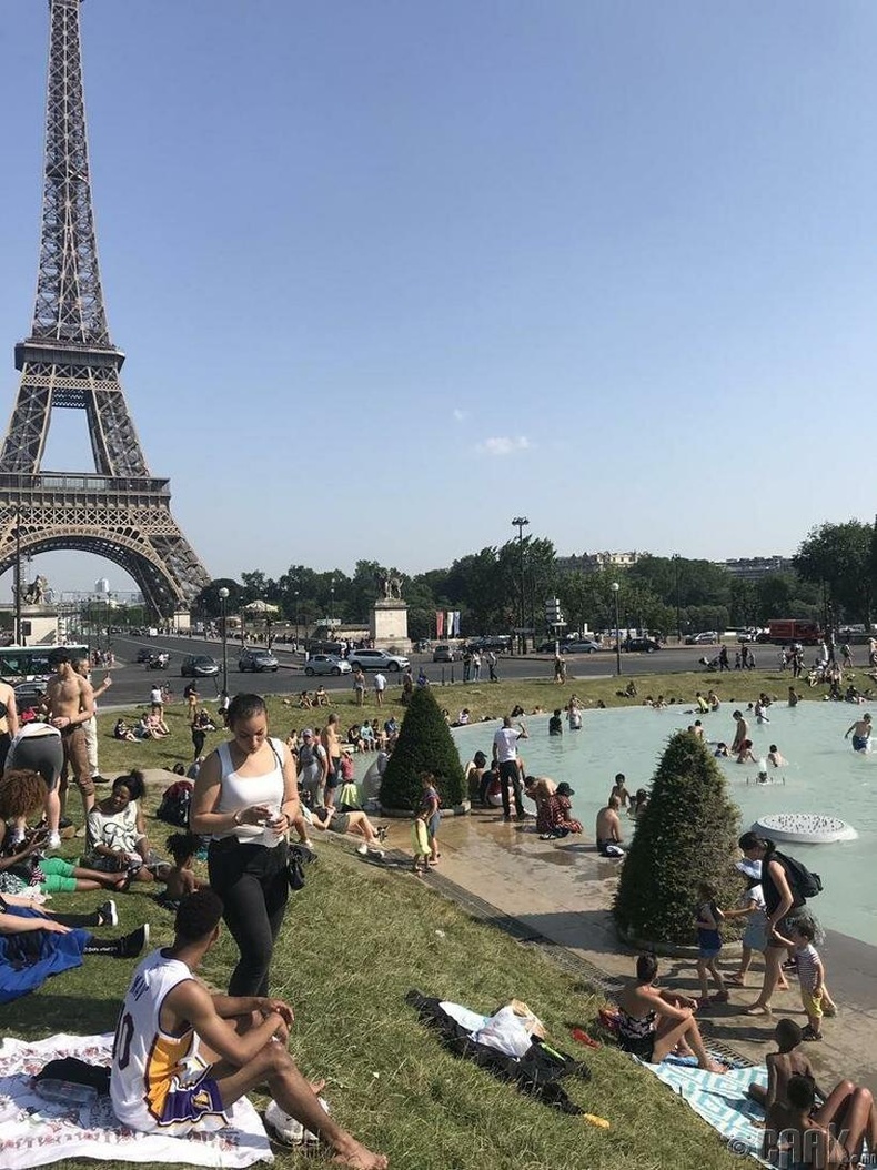 Парисын Эйффелийн цамхгийн өмнөх фонтан л хүмүүсийн аминд орж байна