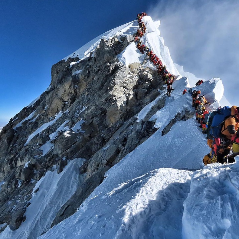 Эверест уулан дээрх уулчдын дараалал