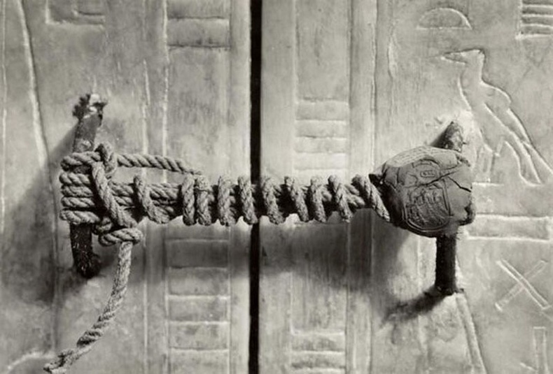 Египтийн хаан Тутанхамоны бунхны үүдийг бэхэлсэн байгаа нь (Энэ уяа 3245 жилийн турш энд байжээ) - 1922 он