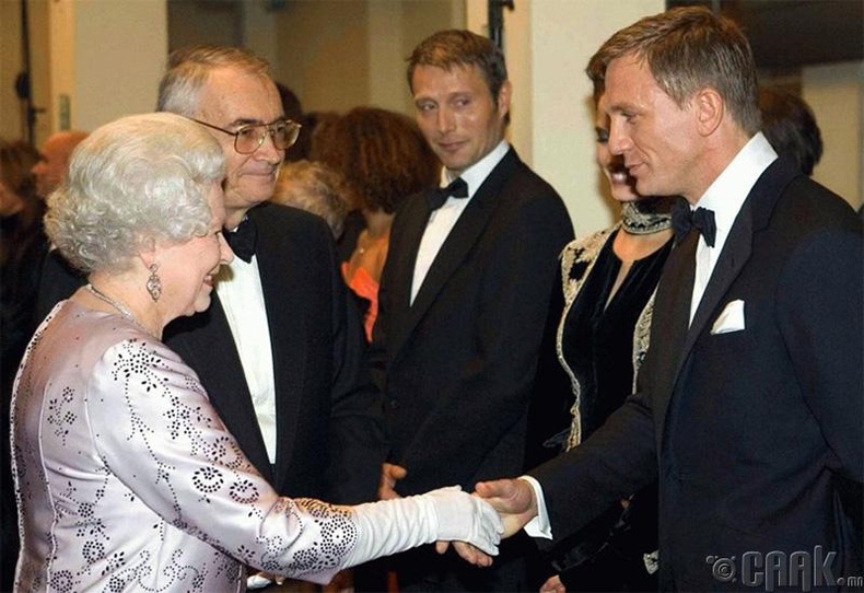 Их Британийн хатан хаан Бондод дуртай