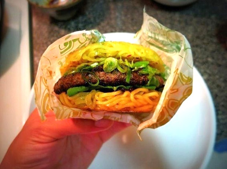 “Ramen Burger” нэртэй шинэ бургер бий болжээ