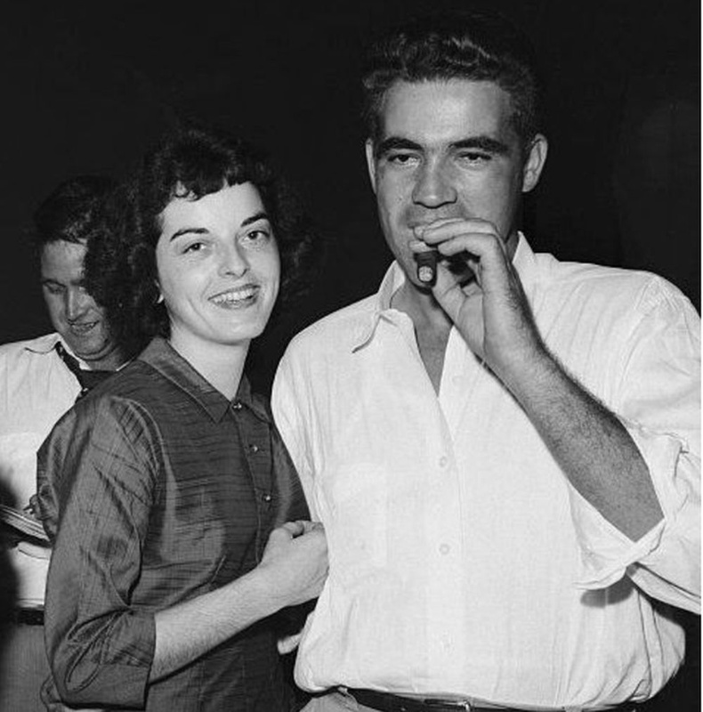 "Манай өвөө, эмээ хоёр 1952 онд"