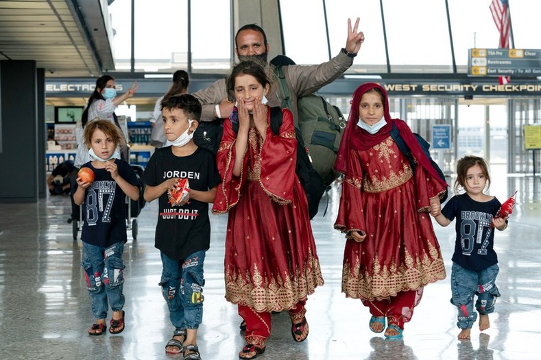 Афганистанаас дүрвэсэн гэр бүл АНУ-ын Дуллес нисэх буудалд ирж байгаа нь