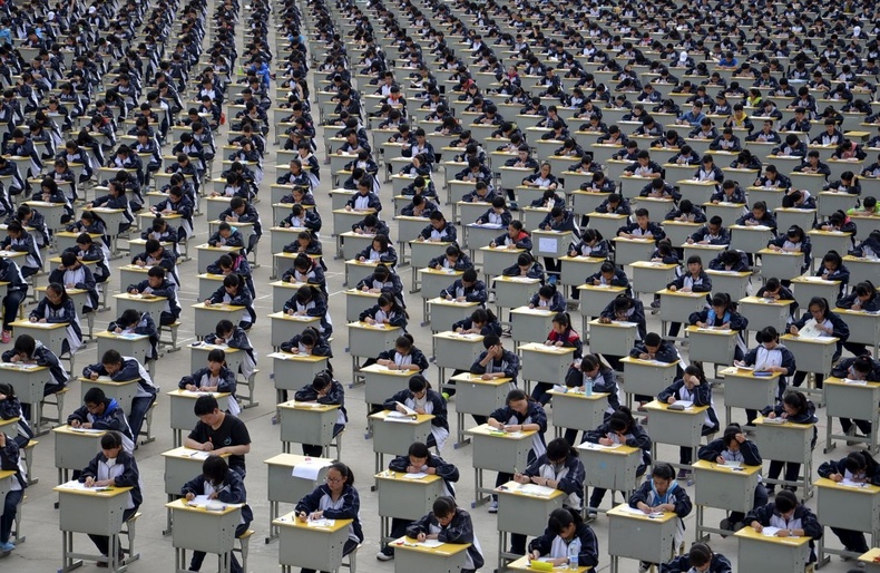 Оюутнууд Шэньси мужийн Ичуань хотын дунд сургуулийн задгай талбайд шалгалт өгч байна.