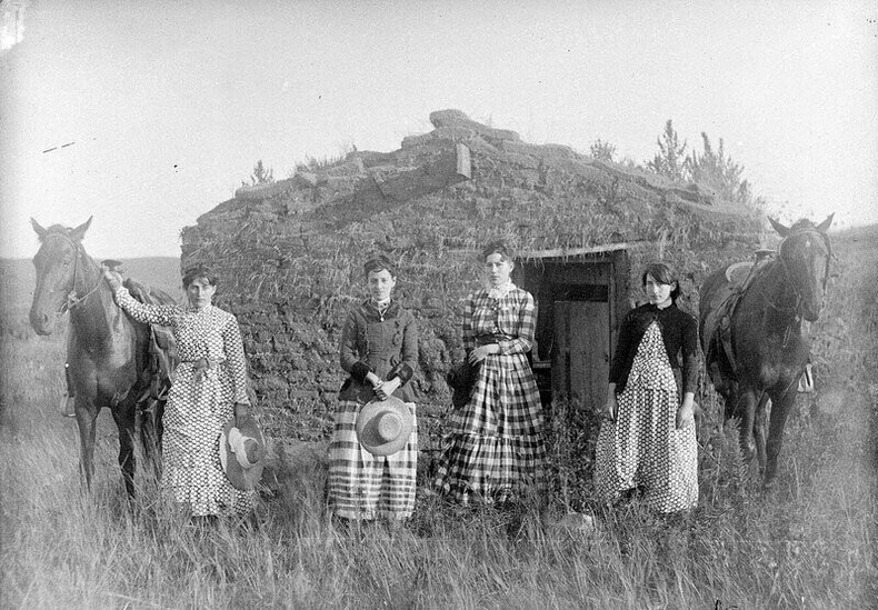 Харриет, Элизабет, Люси болон Рут Крисмэн нар сүрлэн гэрийнхээ урд зогсож буй нь. Небреска мужийн Кастер Каунти, 1886 он.