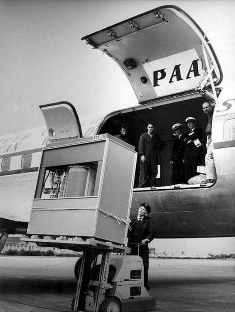 Анхны 5 мегабайтын багтмаамжтай санах ойг онгоцонд ачиж байгаа нь - 1965 он
