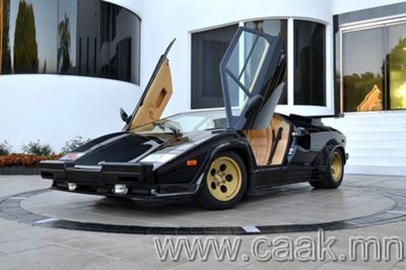 Vзэсгэлэн дээрхи Lamborghini Countach