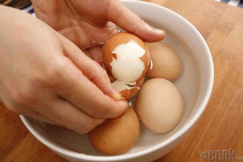 Чанасан өндөг хальслах