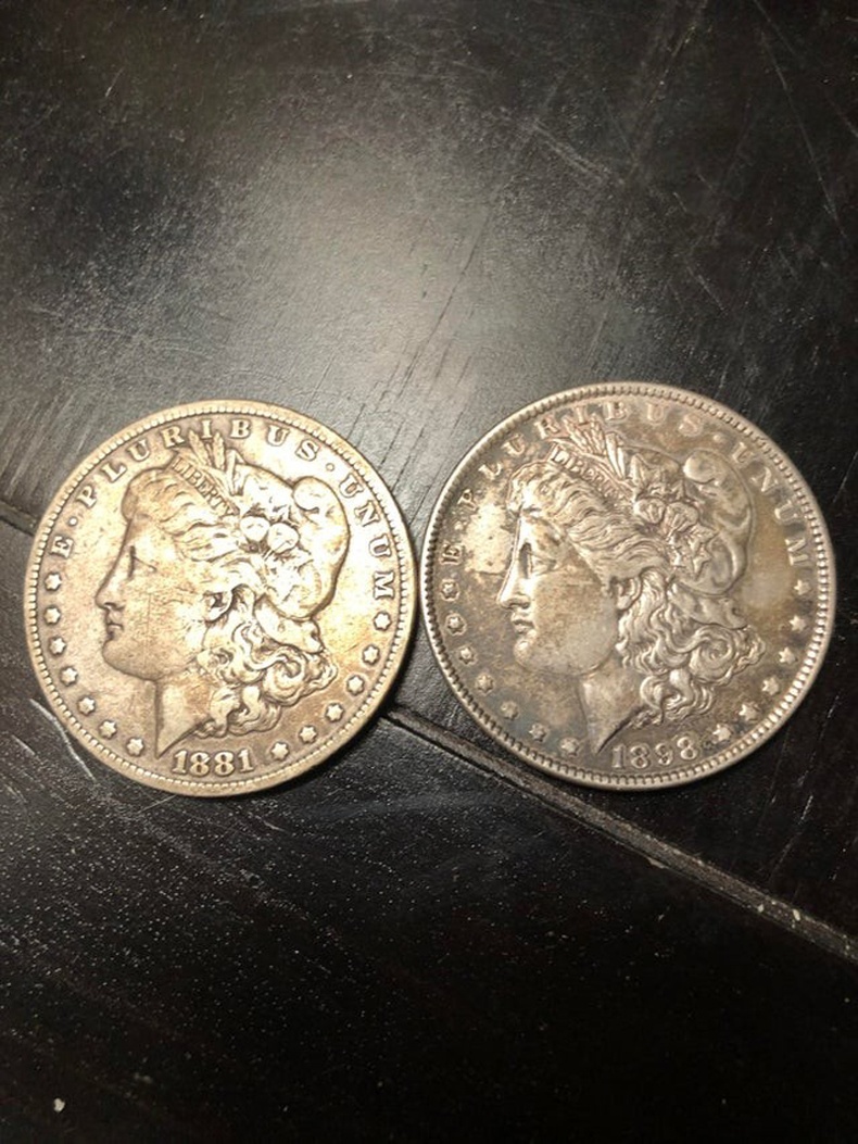 Би санамсаргүйгээр 1881 болон 1898 он үйлдвэрлэсэн хоёр долларын зоосыг шургуулганаас олсон юм. Муугүй үнэ хүрэх биз