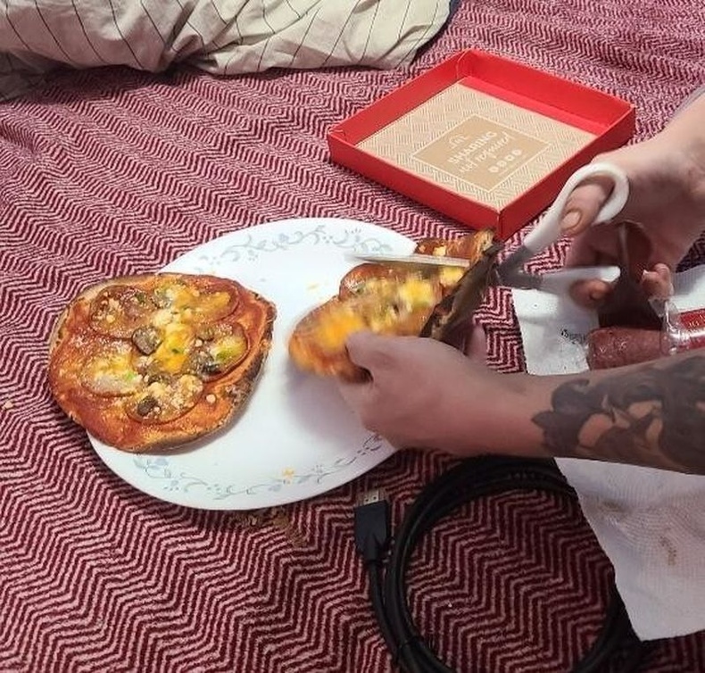 Пицца хуваах сонирхолтой арга