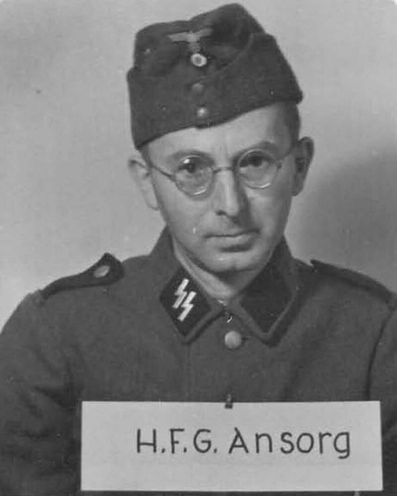 Ханс Ансорг, банкны бичээч мэргэжилтэй. 1933 онд SS-д элссэн, обершарфюрер цолтой.