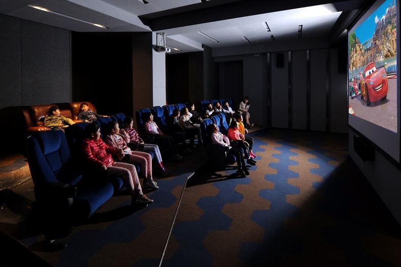 Оршин суугчдад төлбөргүй үйлчлэх vip кино театрт тухлан сууж хүссэн киногоо үзэх боломжтой