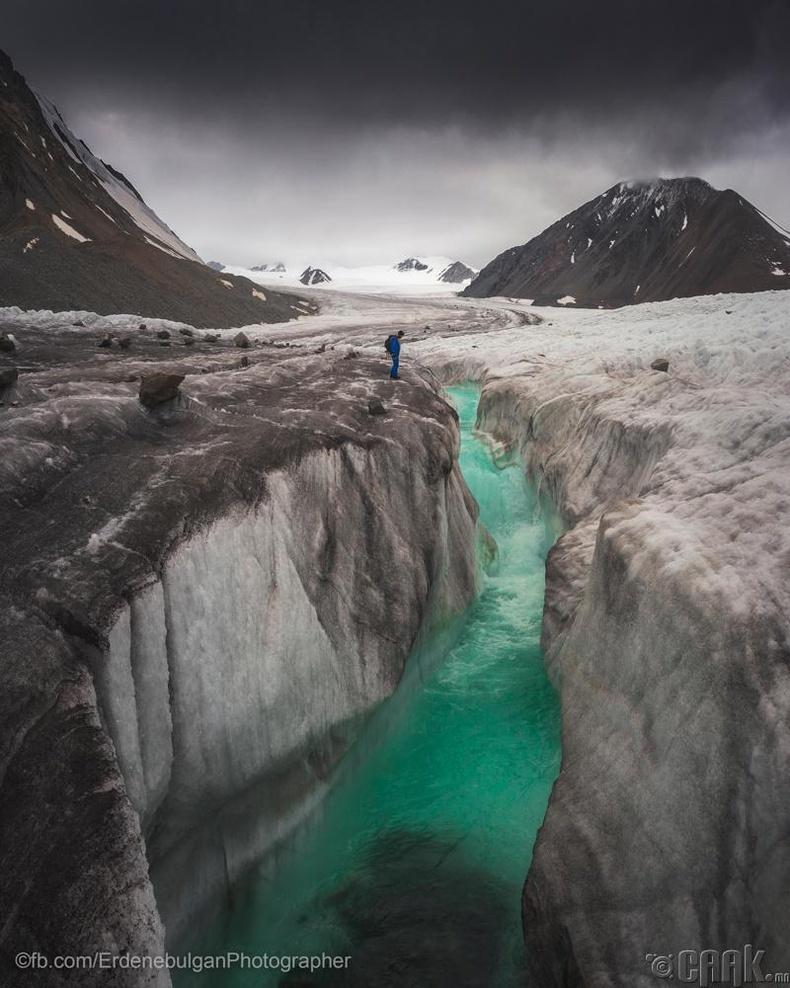 Алтай таван богдын мөсөн гол дээр Баян-Өлгий аймаг