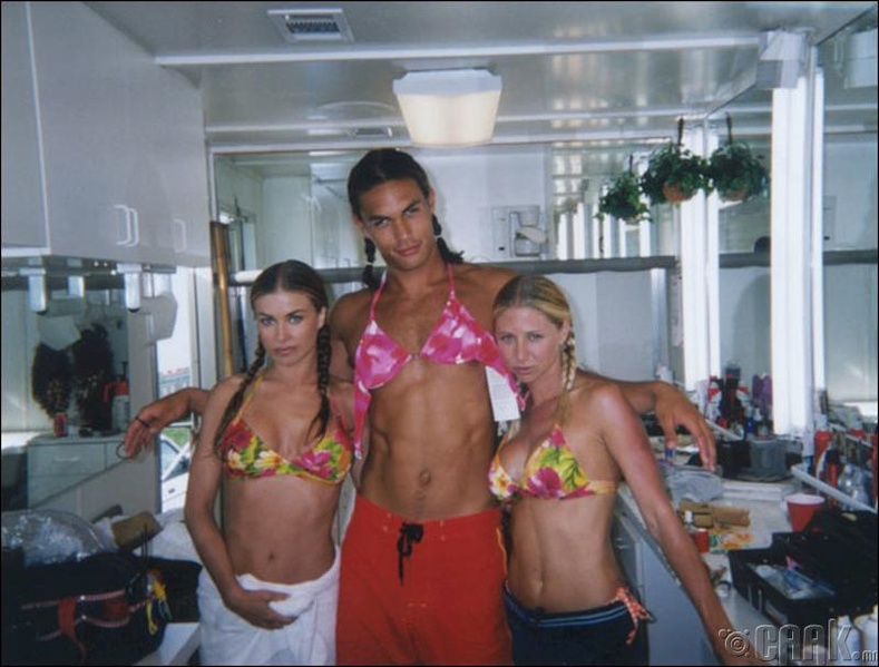 Жүжигчин Жейсон Момоа болон Кармен Электра (Jason Momoa, Carmen Electra) нар "The Rescuers of Malibu: Hawaiian Wedding" киноны зураг авалтын үеэр - 2003 он