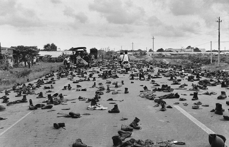 Өмнөд Вьетнамын цэргүүд дайны дараа армид байснаа нуухын тулд дүрэмт хувцсаа зам дээр хаяжээ, 1975 оны 4-р сарын 30, Сайгон хотын зах