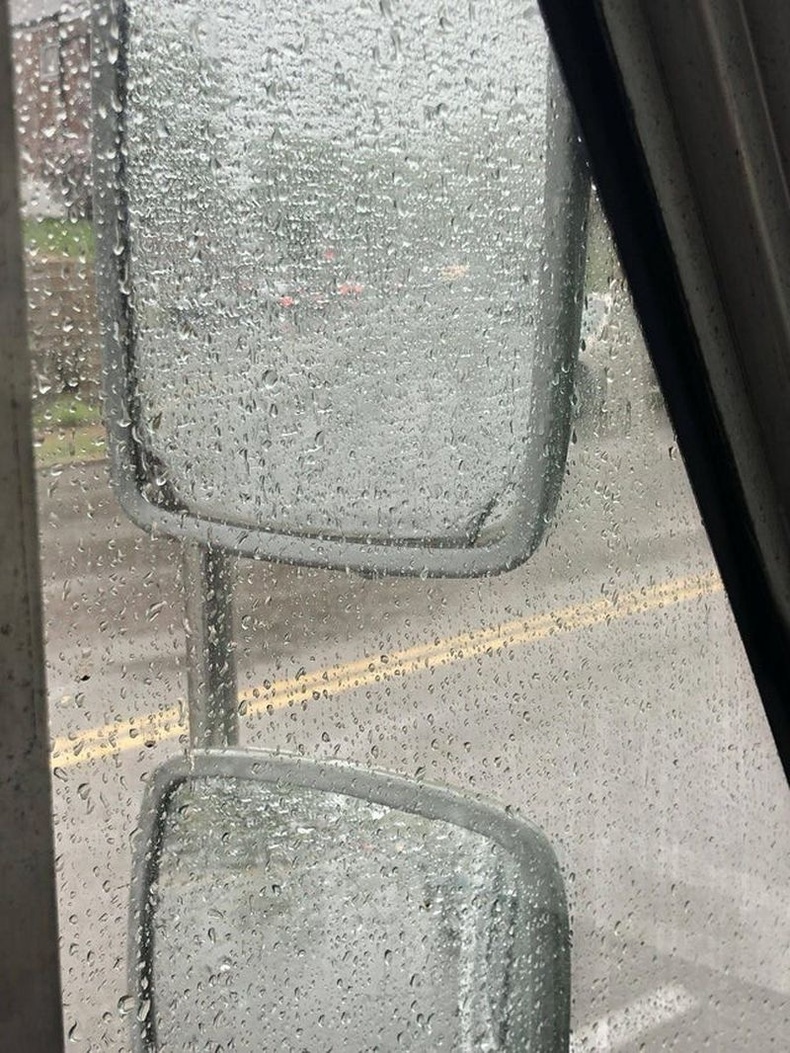 Аадар бороотой үед ачааны машины толинд ийм л зүйл харагддаг. Тиймээс ойрын гэрлээ заавал асааж зорчоорой.