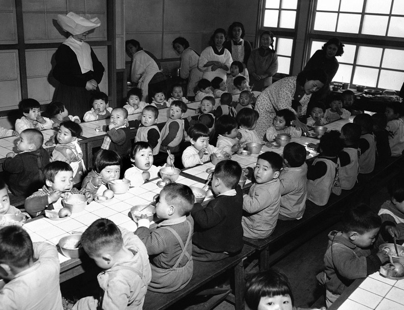 Асрамжийн газар дахь үдийн хоол - Осака, 1951