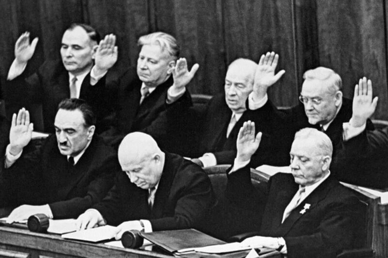 ЗХУ-ын коммунист намын төв хорооны бүгд хурлаар Никита Хрущевыг огцруулахыг 100 хувийн саналаар дэмжив, 1964 он