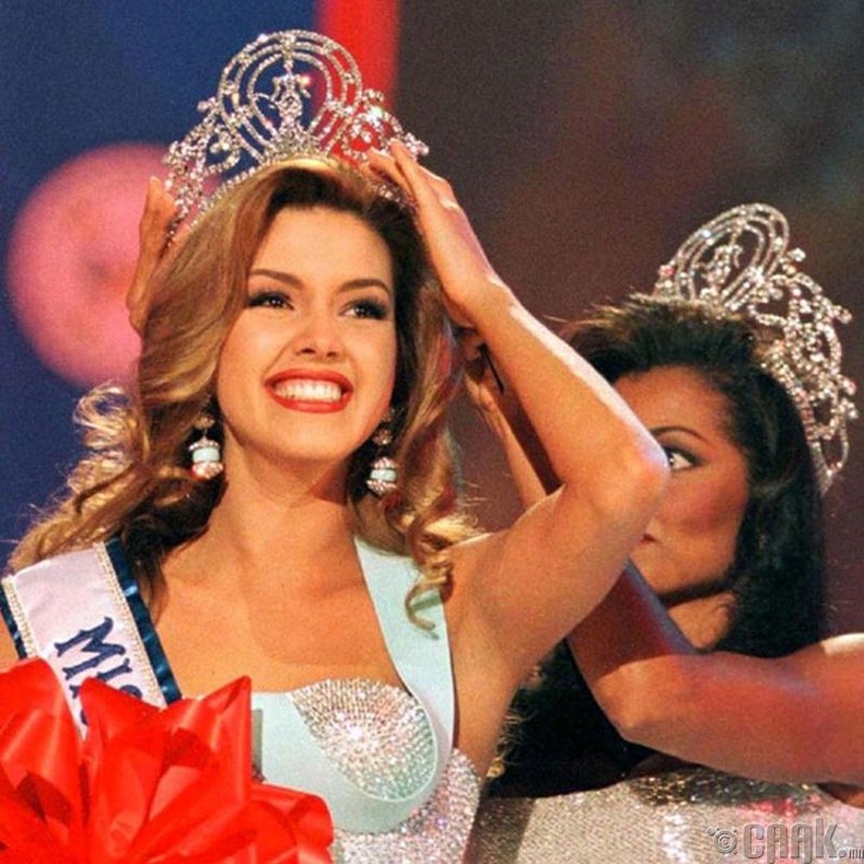 "Miss Universe-1996"-ын ялагч:  Венесуэлийн гоо бүсгүй Алисиа Мачадо, 19 настай, 173 см өндөр.