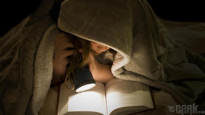 Бүдэг гэрэлд ном унших хараа муутгадаг уу?