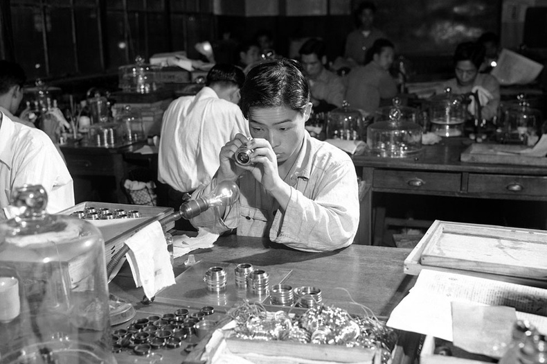 "Nikon" компанийн үйлдвэрийн ажилчин залуу камерын линзийг шалгаж байна - 1952