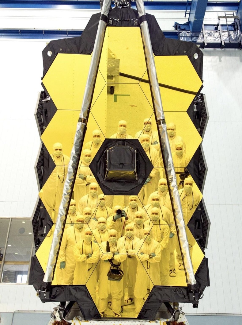 НАСА-ийн эрдэмтэд James Webb сансрын телескопыг хөөргөхийн өмнө сельфи хийсэн нь