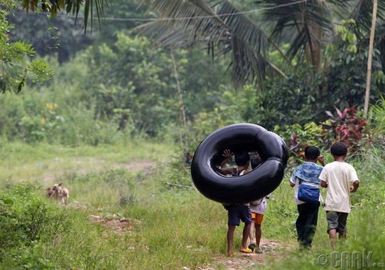 Филиппиний Ризал мужийн сурагчид хийлсэн олгой хаймарыг завь болгон ашиглаж гол гатлан сургуульдаа очдог аж