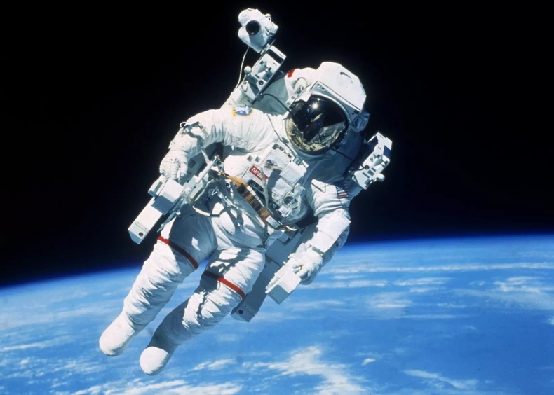 1984 он: Америкийн сансрын нисгэгч Брюс Маккандлесс анхны "сансрын алхалт"-ыг хийв