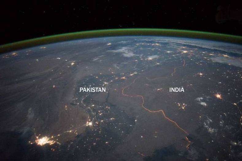 Пакистан, Энэтхэгийн хилийн зурвас тод харагдаж байна