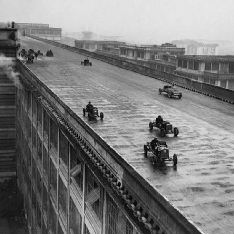 Турин хот дахь "Fiat" үйлдвэрийн дээвэр дээр ажилчид уралдааны машин туршиж байгаа нь - 1923 он