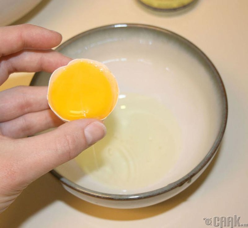 Өндөгний цагаанаар бэлтгэсэн маск
