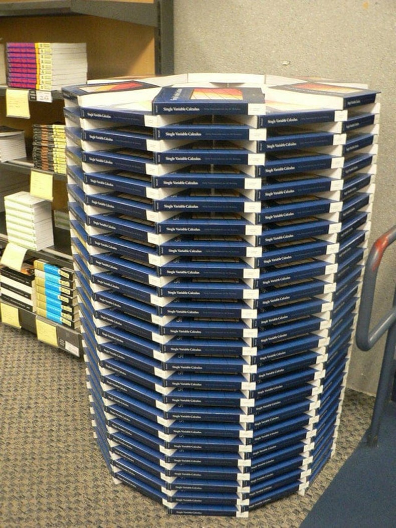 Номын дэлгүүрт сурах бичгийн  номнуудаар бүхэл бүтэн багана барьсан нь