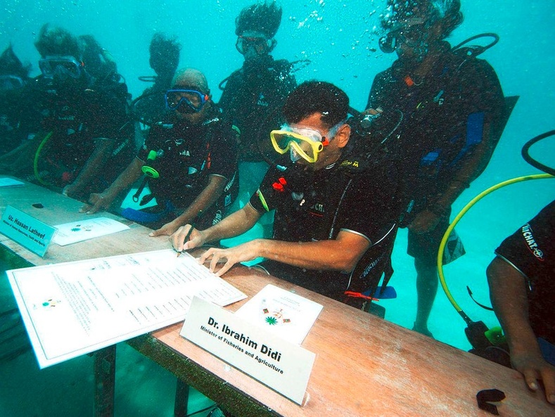Мальдивийн засгийн газар дэлхийн дулаарлын эсрэг төслийн гэрээг усан доор үйлджээ