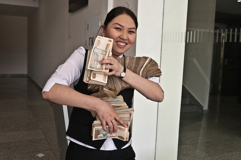 Хаан банкны ажилтан бүсгүй - Улаанбаатар (2006)