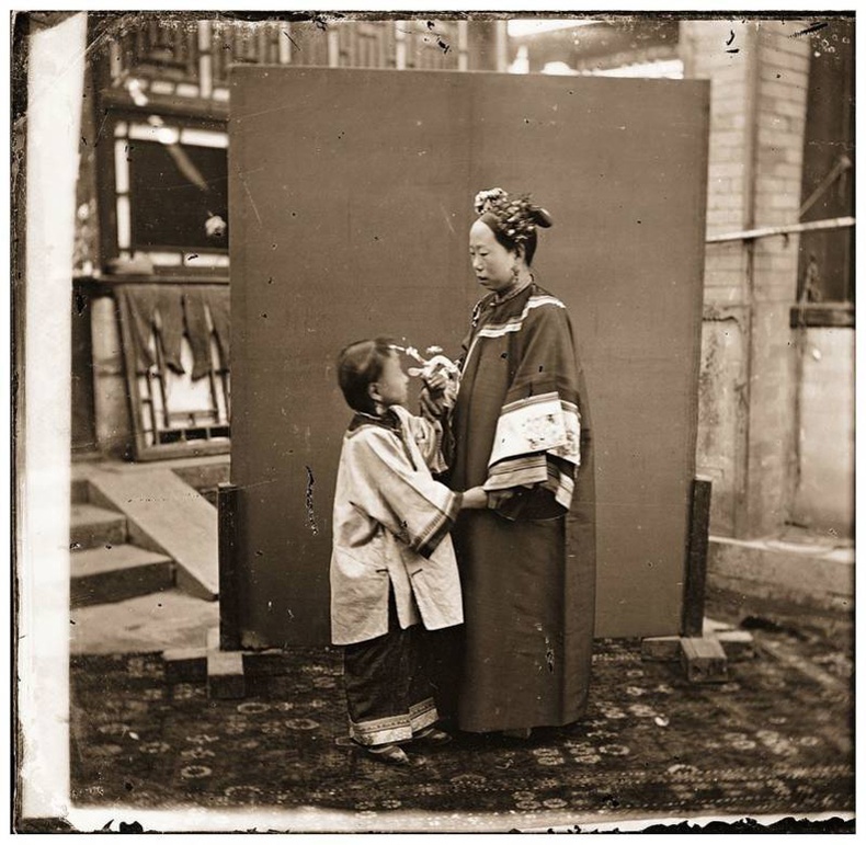 Хятад эмэгтэй хүүгийн хамт - Бээжин, 1869