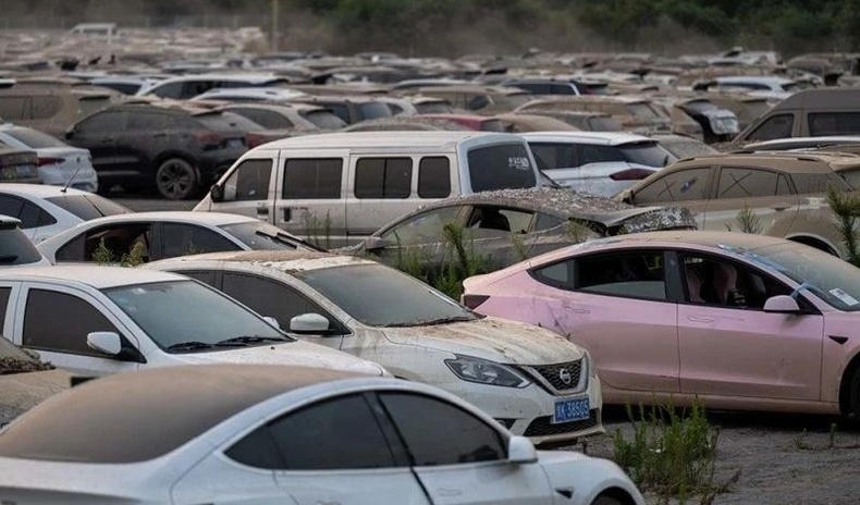 Хятадын үерт автсан машинуудыг "хатаах" нүсэр ажил эхэлжээ