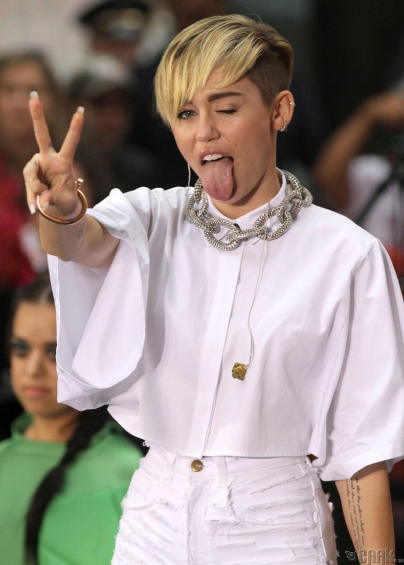 Майли Сайрус (Miley Cyrus), 23 нас