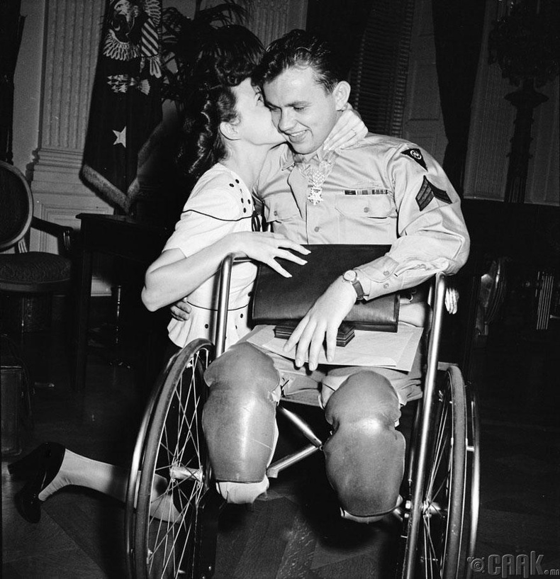 II дайнаас эргэж ирсэн нөхрөө үнсэж буй Жийн Мур бүсгүй, 1945 он