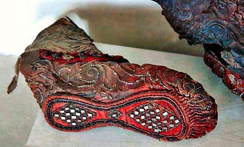 Алтайн нурууны мөнх цэвдгээс 2300 жилийн өмнө амьдарч байсан скиф эмэгтэйн гутлыг олжээ