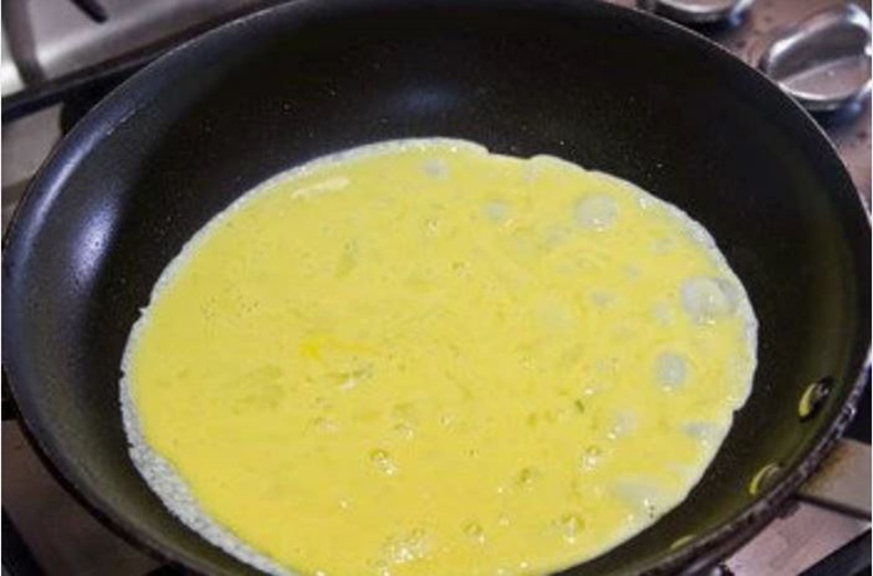 Хайруулын таваг халсны дараа өндөгний холимогоо дээр нь асгаж өндөгний ёроол шарагдах үед галаа багасгана