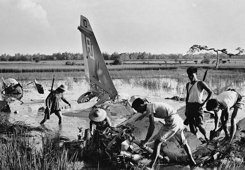 Ханой хотын захад унасан Америкийн онгоцны сэгээс хэрэгтэй зүйл хайж буй нь, 1972