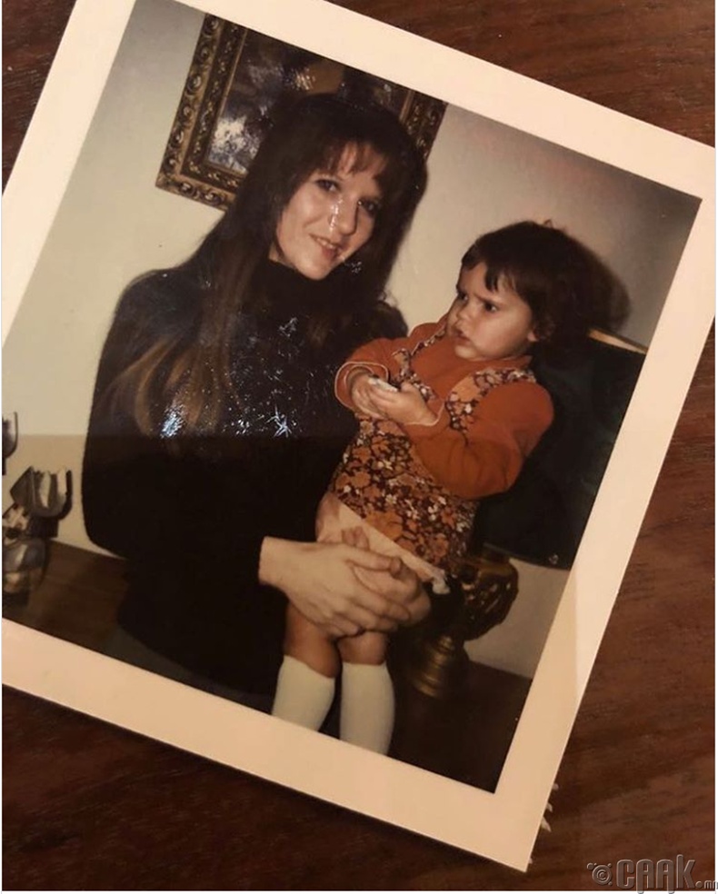 Хоёр настай дуучин Викториа Бекхэм (Victoria Beckham) ээжийн хамт - 1976 он