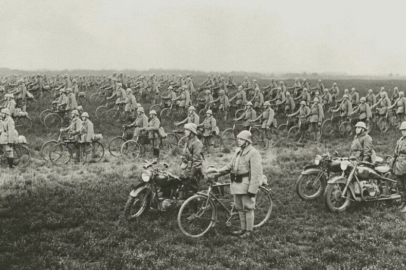 Нидерландын армийн дугуйт салаа Герман халдан довтлохын өмнөх өдөр - 1940