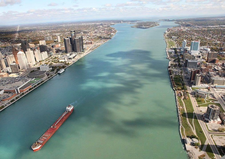 Зүүн талынх нь Америкийн Детройт, баруун талынх нь Канадын Виндзор хот