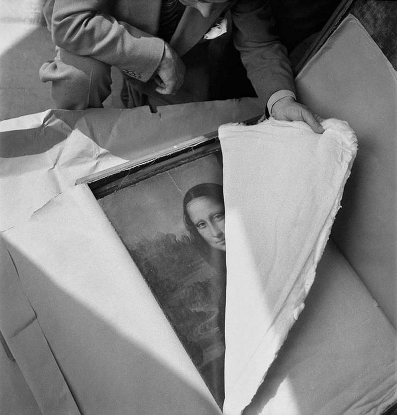 Хоёрдугаар дайн дууссаны дараа Мона Лизаг Луврын музейд буцаан авчирч буй нь
