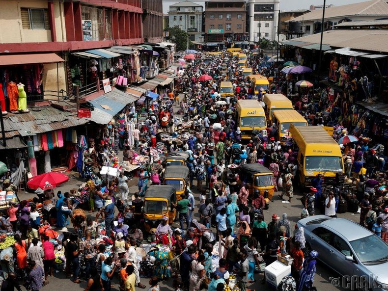 Ажлаа амжуулахаар яарч буй иргэд - Лагос, Нигери