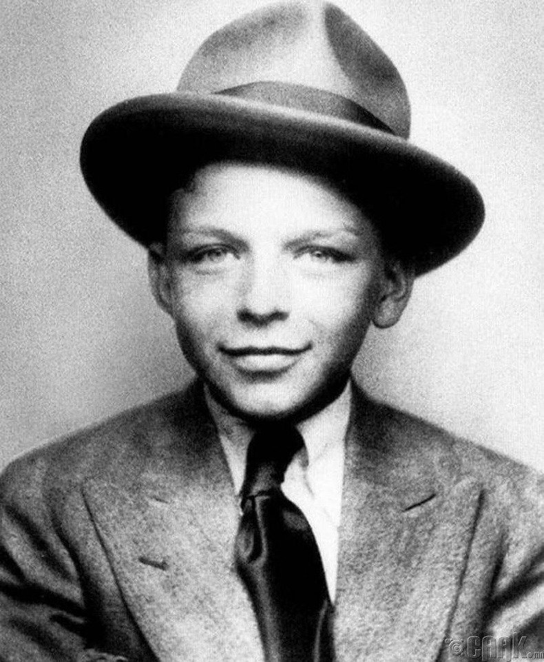 10 настай Фрэнк Синатра (1925)