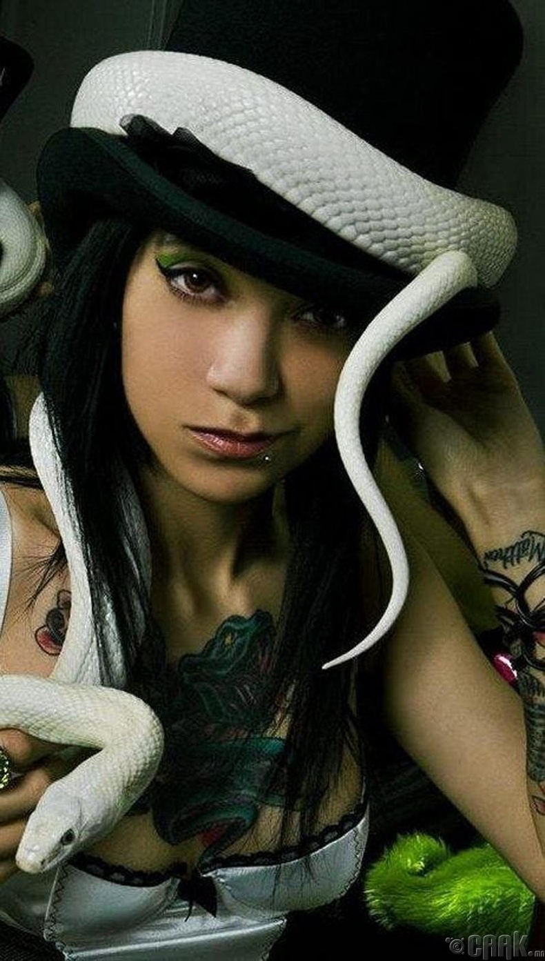 Девочка змейка. Девушка змея. Красивая девушка со змеей. Фотосессия со змеями. Девушка брюнетка змея.