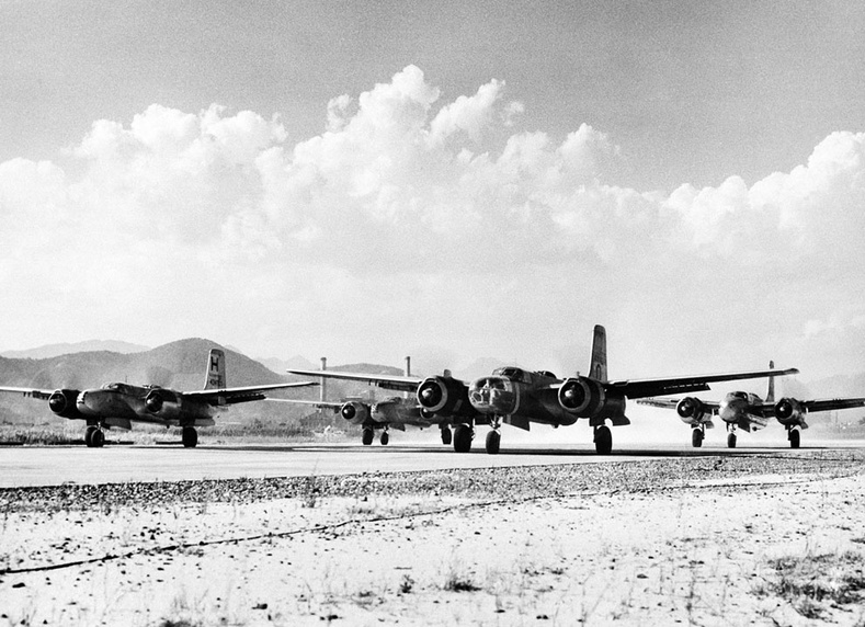 Америкийн агаарын хүчний B-26 бөмбөгдөгч онгоцнууд Солонгос руу даалгавар биелүүлэхээр нисэхийн өмнө - 1950
